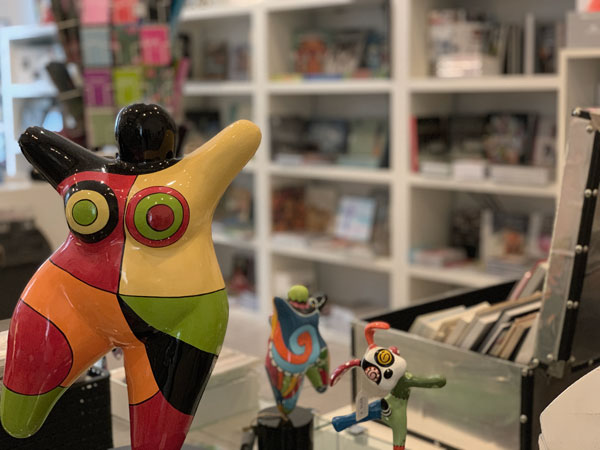 Bunte Figur im Museums-Shop
