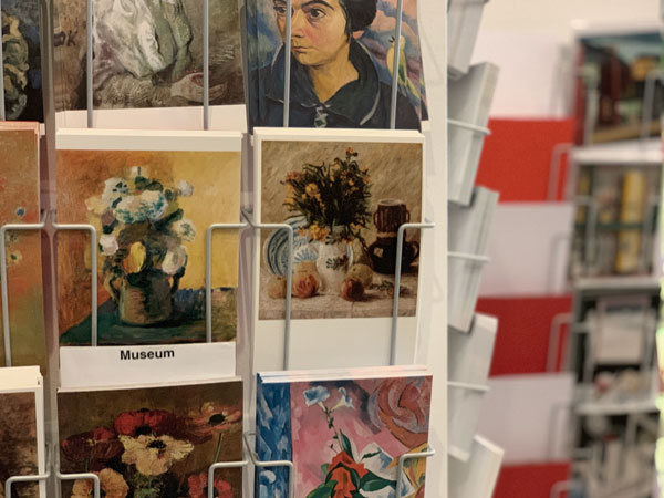 Postkartenhalter im Museumsshop