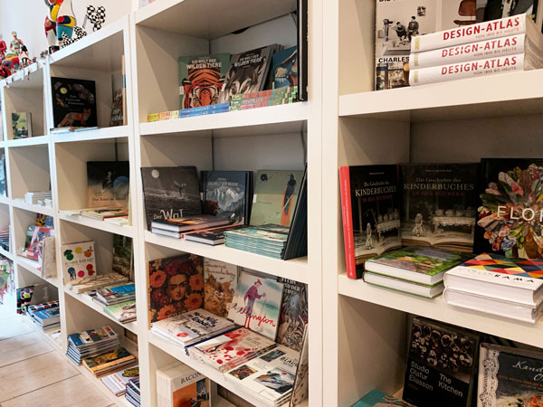 Regalwaren im Shop des Museums
